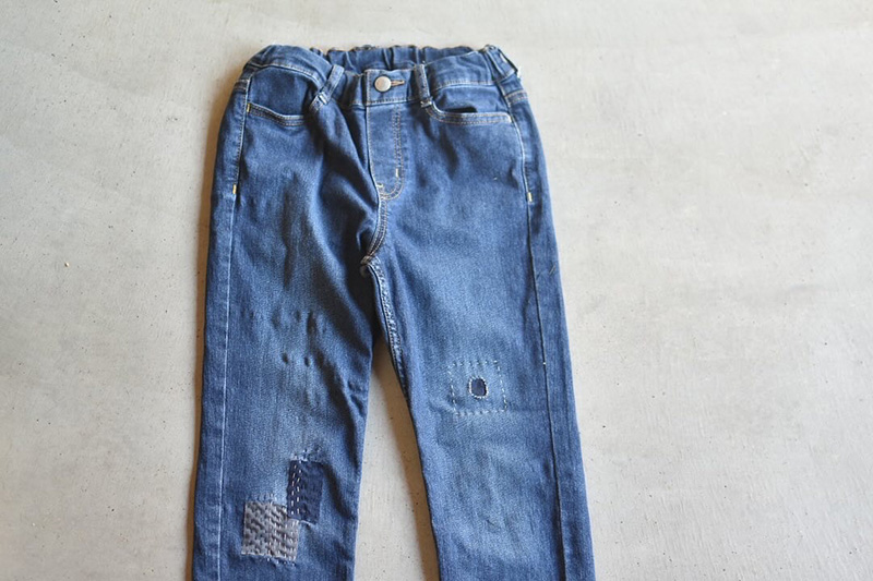 画像: 穴があいてしまった服はパッチワークでお直しを。色や縫い目を工夫するのも楽しい