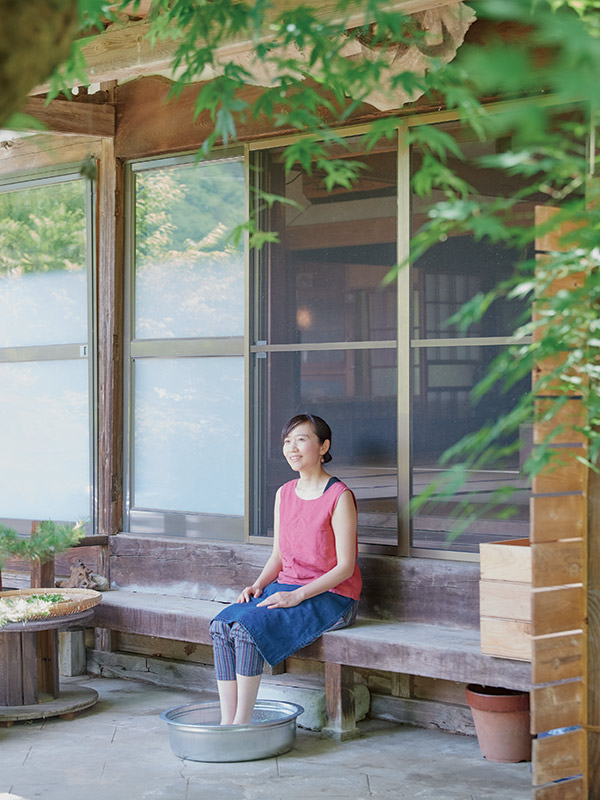 画像: 縁側で足湯をする小鮒さん。夕方の散歩のあと着替えて足湯をし、夕ごはんの支度をするのがルーティン