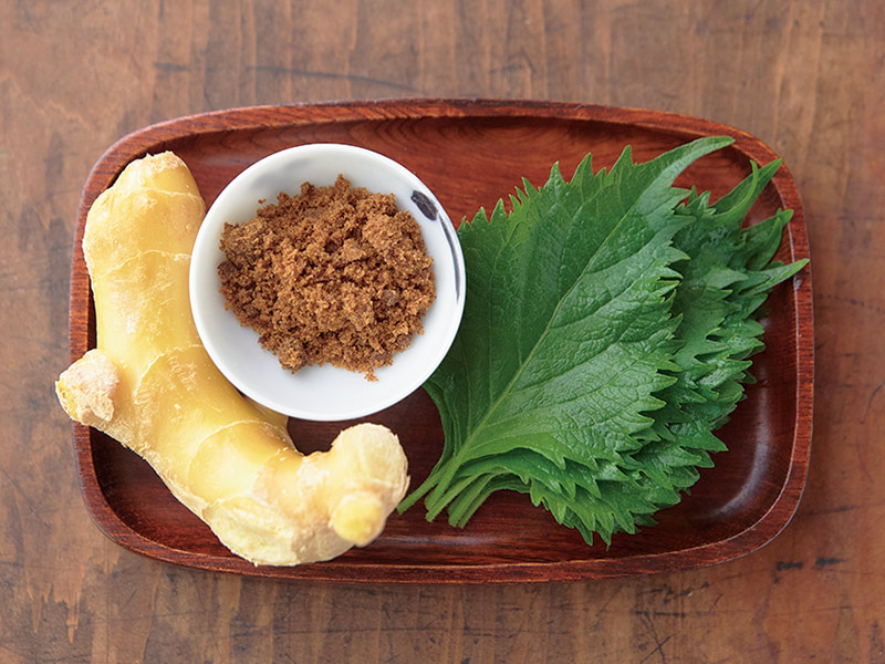 画像: しょうが黒糖茶の材料は、体を温めるしょうがと大葉、血をきれいにし、貧血予防にもよい黒糖