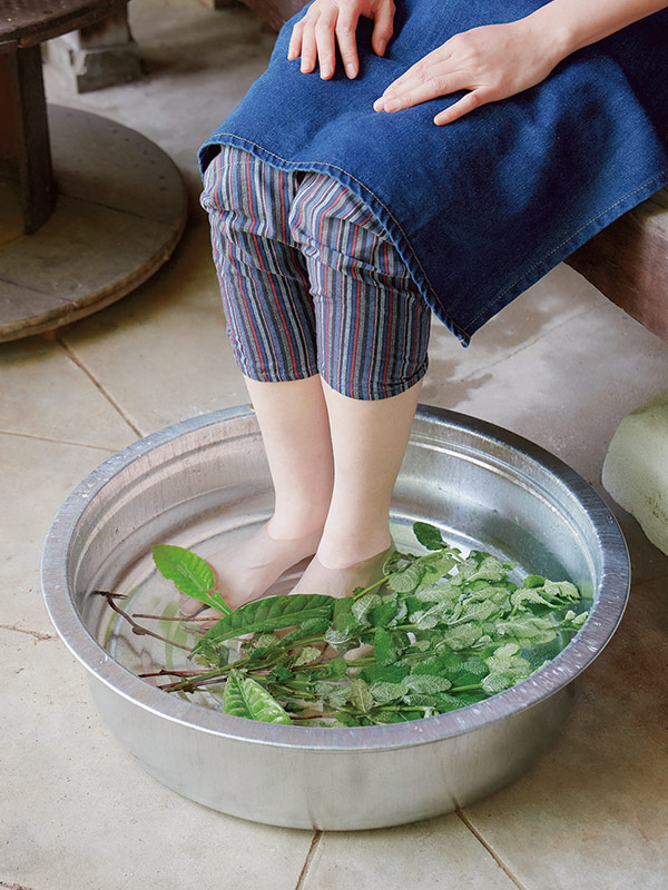 画像: 気持ちいいと感じる温度のお湯に、じわっと汗がにじむまで10〜20分ほど足を浸す。お湯が冷めたら差し湯をし、ハーブや塩を入れるとなおよい