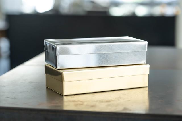 画像: 丸缶と並ぶSyuRoの定番品。写真はブリキと真鍮で、ほかに銅もあり。大・小・SSの3サイズ展開