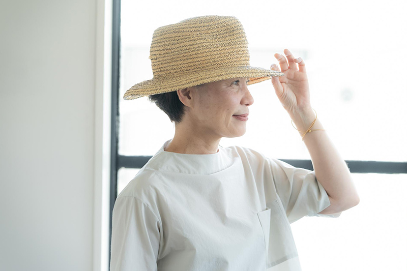画像1: 日差しを防ぐ帽子と、歩きやすい靴も欠かせない