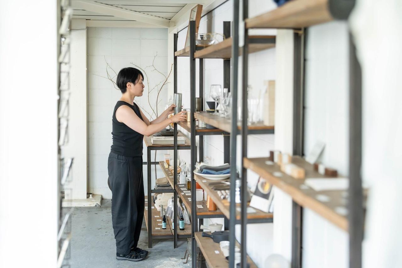 画像: 物がつくられる背景にももともと興味があったという石洞さん