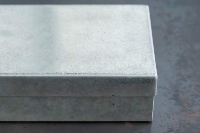 画像: 溶接ではなく金属を折り込んでつくることで、角が丸みを帯び、手の当たりがやさしいのが特徴