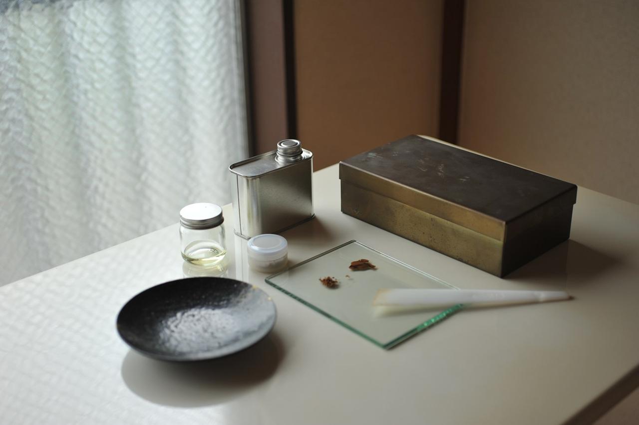画像: 右奥がSyuRoの「角缶」（大・真鍮）