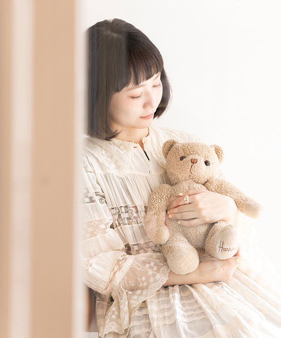 画像: 名前は、くう。「テディベアが好きです。でも、この子がいるから、お迎えするのはちょっと躊躇してしまうんです」と三戸さん