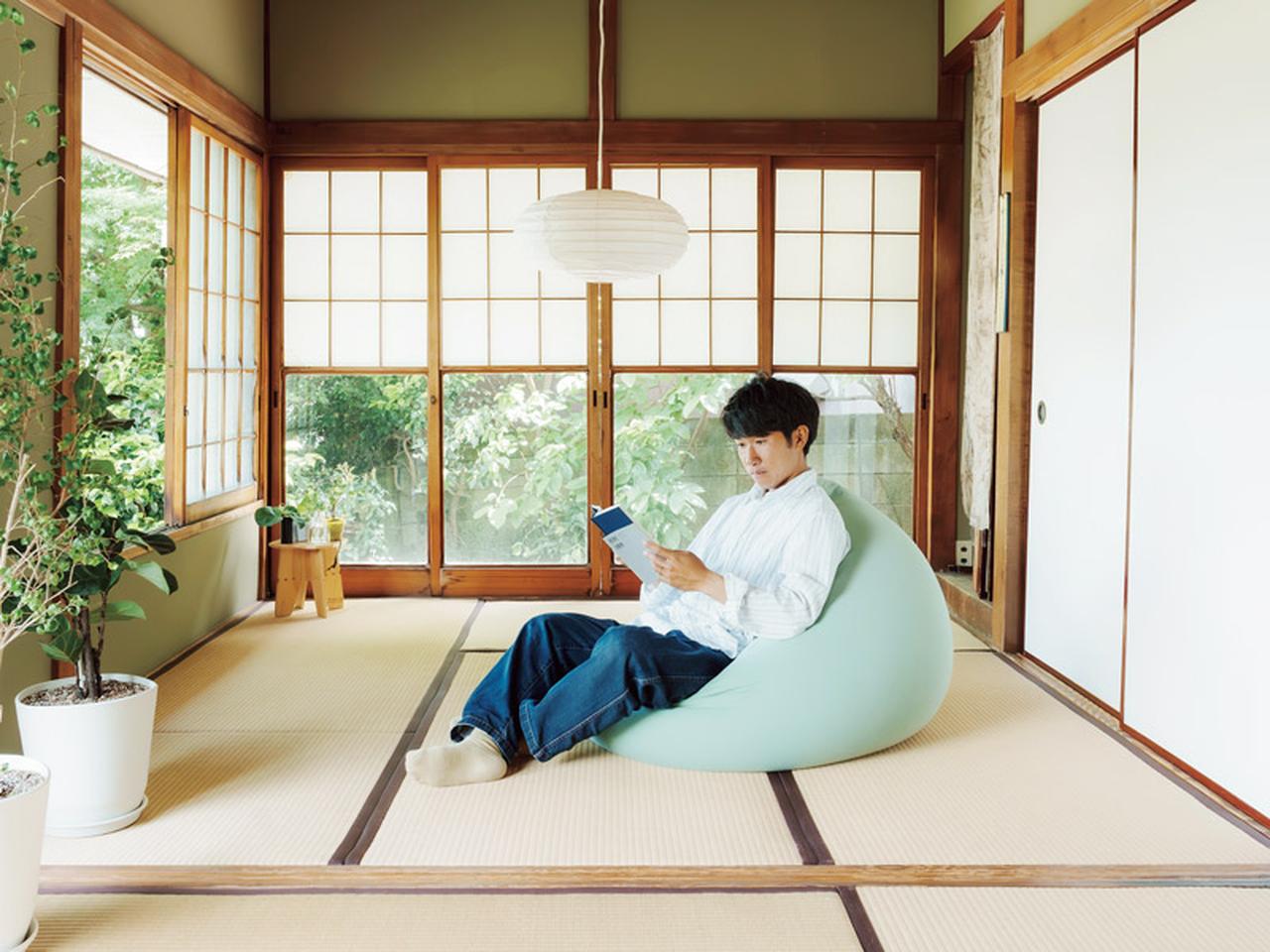 画像: 山の上の「築50年の木造の家」で“自然の風”で涼しく暮らす。夕方5時まで働いて、縁側に腰かけ夕涼み。夏の暑さも暮らしの楽しみ／OKUDAIRA BASE・奥平眞司さん