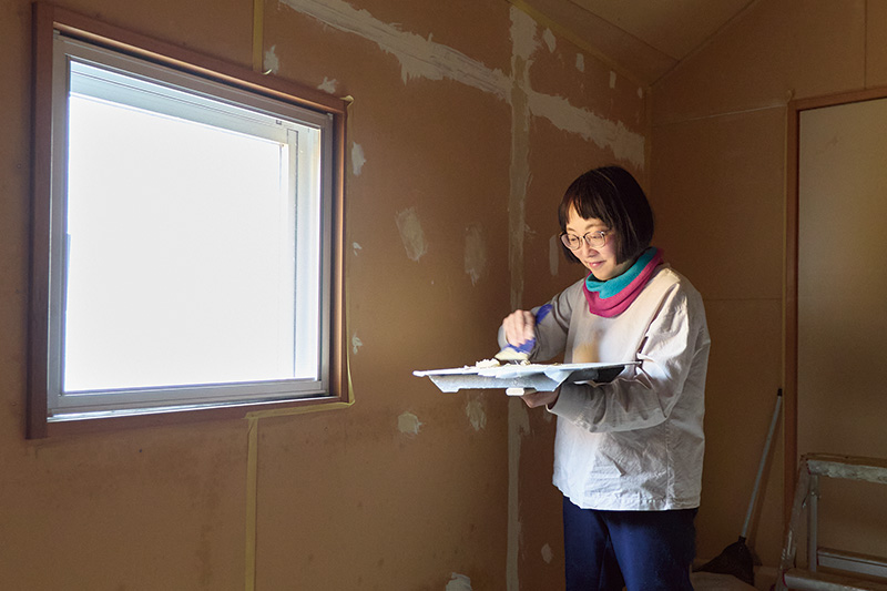 画像: 3年前に購入した自宅の改修も現在進行形で自ら行う。DIYの面白さにハマったのが大家業のきっかけ