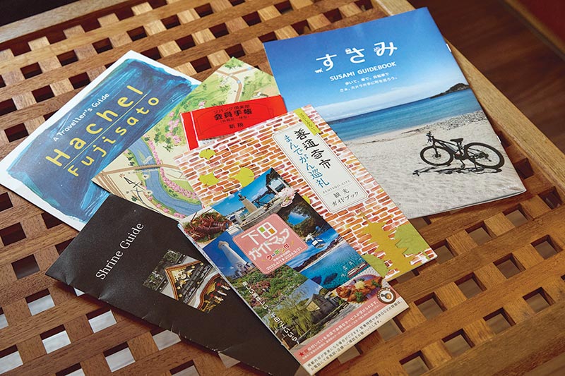 画像: 旅情報はインターネットで調べて行く。「旅先ではそのエリアの印刷物は持ち帰ります。仕事柄、紙ものは気になる」