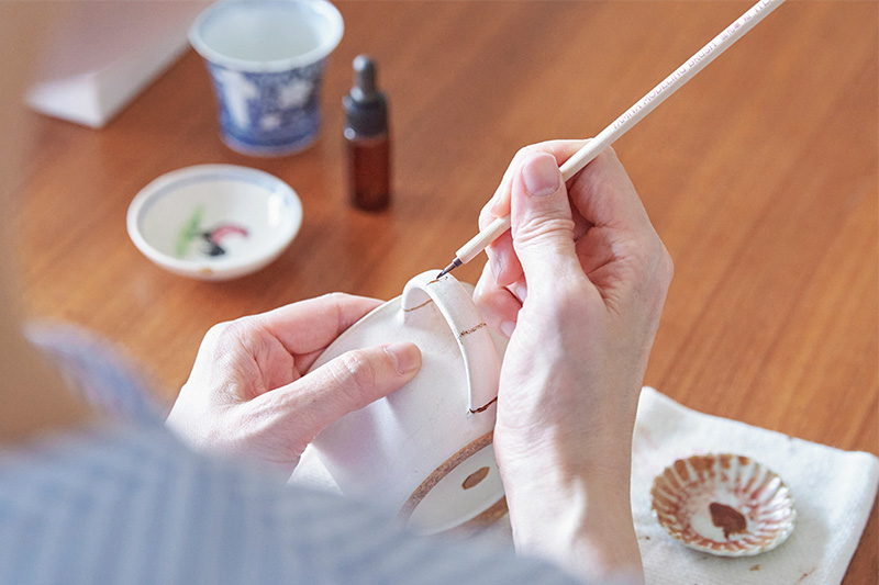 画像: 気に入ったものをずっと使い続けるのも節約のひとつ。漆継ぎなら接着剤感覚で直せて、接着剤より美しく素朴
