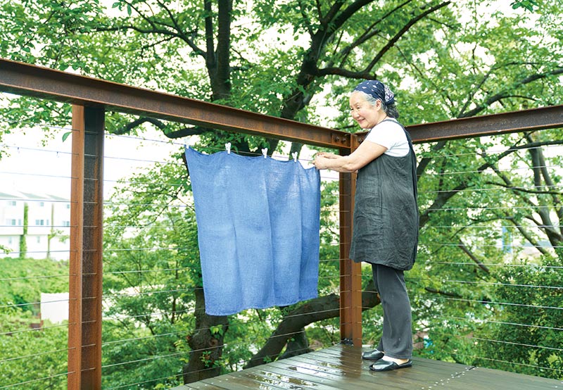 画像: ごく薄手の麻のバスタオルを二つ折りにしてバスマットとして使用。「パリのセレクトショップのものを15年前に買い、何度か染め直して使い続けています」