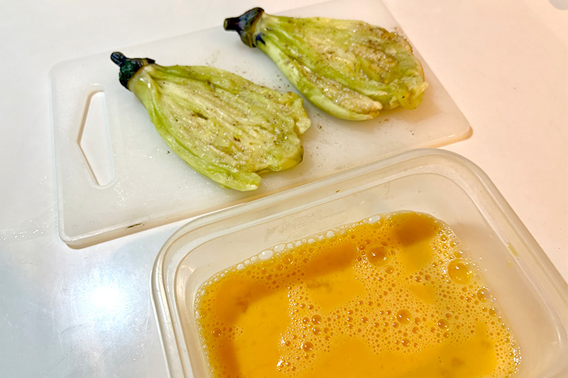 画像: 卵をくぐらせて焼くだけでボリューム満点のおかずに。余った卵も活用します