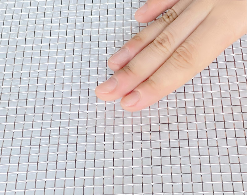 画像: 網目は編み込みで、滑らかな手触り