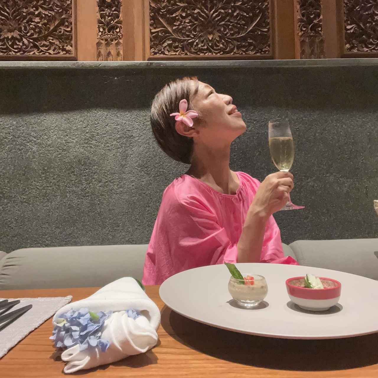 画像: 還暦を迎える日に選んだBUNON(ブノン)のシルクドレス。赤を選ばなかったところがミソよ!