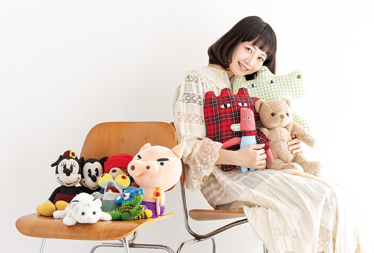 画像: 大人だってぬいぐるみが好き！三戸なつめさんの「ぬい活」の楽しみ。5歳で出会ったテディベア“くう”は、いまもインスピレーションの源 - 天然生活web