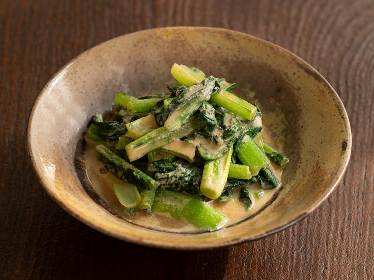 画像: かんたん100文字レシピ「小松菜のごま煮」のつくり方。野菜ひとつで！気楽な大人のひとりごはん／料理家・川津幸子さん - 天然生活web