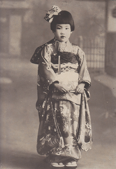 画像: 7歳の時の海老名さん。七五三のときに撮った写真。「きれいな着物を着せてもらって、亀戸天神にお参りしました。近所の人も祝ってくれました」