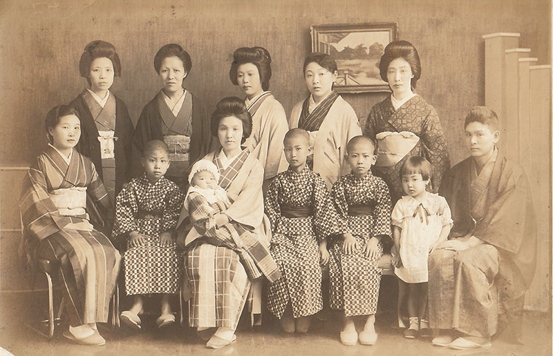 画像: 家族と一緒の1枚。前列右から父、海老名さん、長兄、次兄。前列左から二番目が三兄。後列左端が母、その隣が祖母。東京大空襲で三兄以外を亡くす