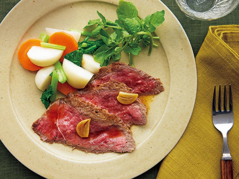 画像: 牛肉をそぎ切りにして、ゆでたかぶとにんじん、クレソンを添え、にんにくと調味液をかける