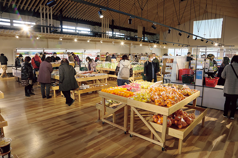 画像: 野菜がとにかく充実している物産館。直売所は通路も広くて買い物がしやすい