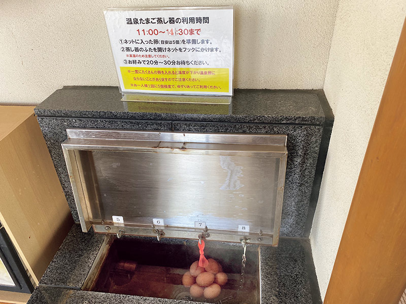 画像: 足湯のすぐ脇に「温泉たまご蒸し器」があって、道の駅で購入した生玉子が20～30分で温泉卵になる