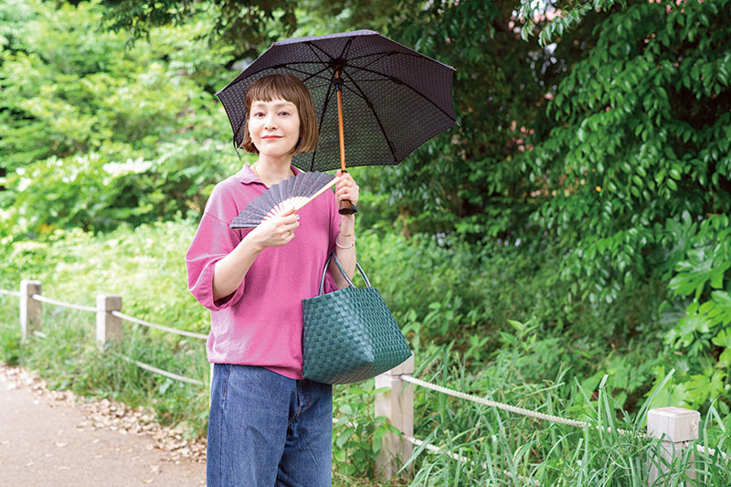 画像: お気に入りの日傘と扇子で涼やかに。「上品な生地でどんな服にも合わせやすいです。日傘のサイズ感も絶妙。小さいけどしっかり日よけできます」