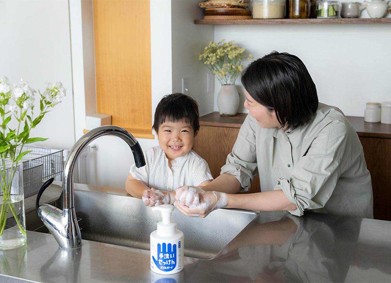 画像: 泡タイプは小さな子どもでも洗いやすい。息子さんと手を洗う榎本さん。「梅仕事で梅を洗ったり、ぎょうざを包んだり、よくお手伝いをしてくれるんですよ」