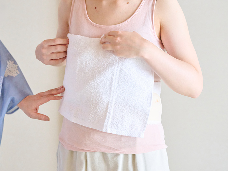 画像3: 胸元を補正する