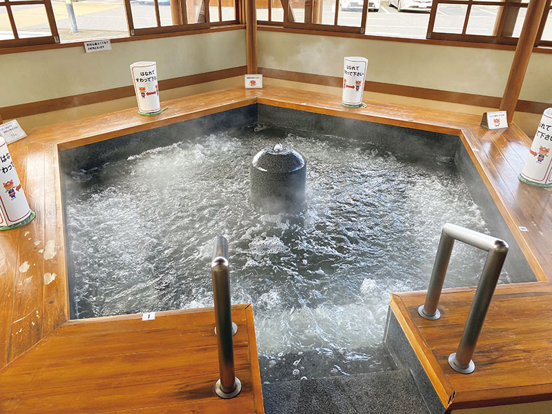 画像: 日帰り温泉のほかに、無料の足湯も。屋根付きなので、雨天でも気にならない。足の洗い場や鍵の掛かる ロッカーもあるのがうれしい