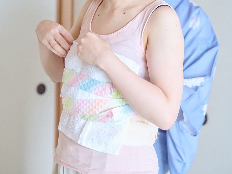 画像4: 胸元を補正する