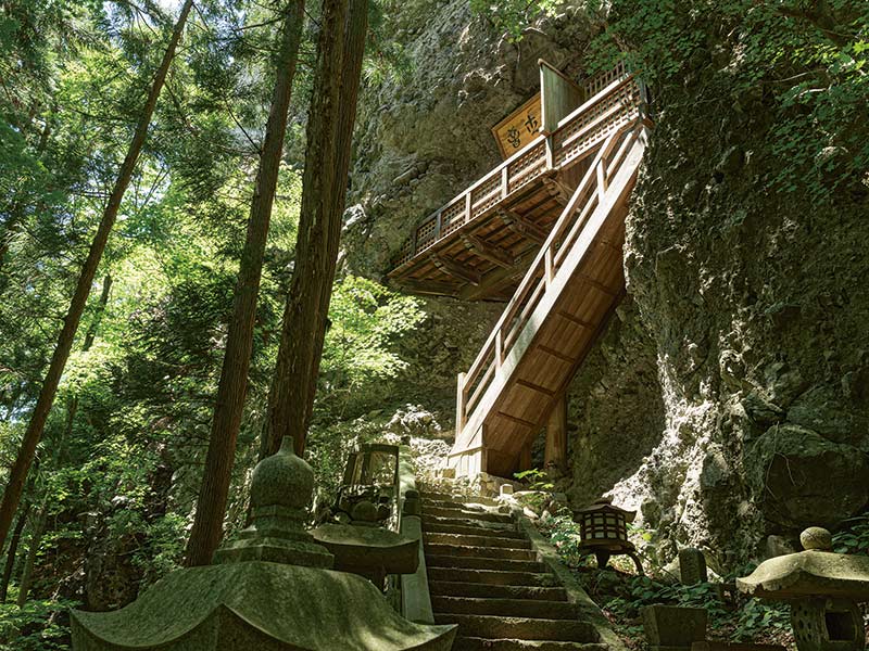 画像: 鳥越山の中腹にある鳥居をくぐり、つづら折りの山道を登ること20分。山頂付近の切り立った壁をくりぬいた岩屋に祀られる鳥越観音・奥の院