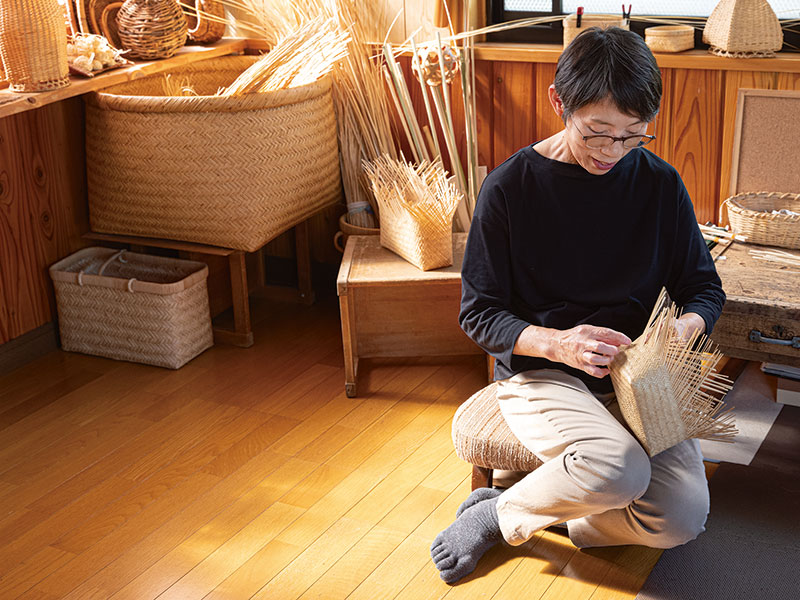 画像: すず竹細工のつくり手・柴田恵さん。66歳ながら、鳥越のつくり手としては最年少