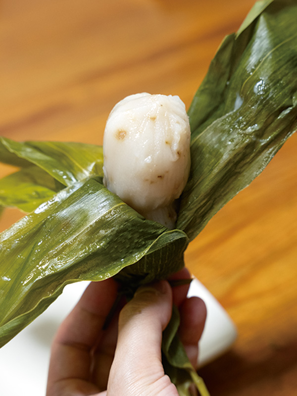 画像: ほんのり甘くて、くるみの食感がいい。確かに食べごたえがある。素朴なおやつながら、手間ひまを惜しまないものづくりに通じるものがある