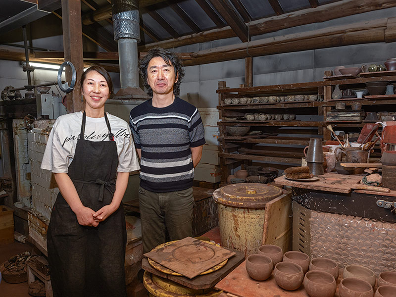 画像: 泉田之也・はるみ夫妻。之也氏はその作品が海外でも高く評価されている。はるみさんもそのサポートで忙しい