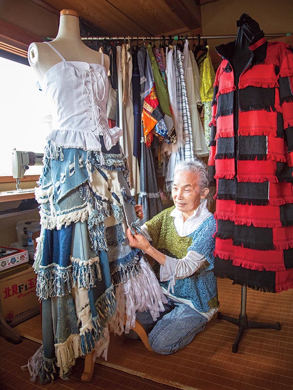 画像: 異なるデニムを組み合わせてつくったスカートは10年以上前、気の向くまま創作したもの。ふわりとした軽さと動きを出すため、縫製の仕方にも工夫が凝らしてある。コートのデザインは数パターン、いずれも人目をひくシャープなシルエットが印象的