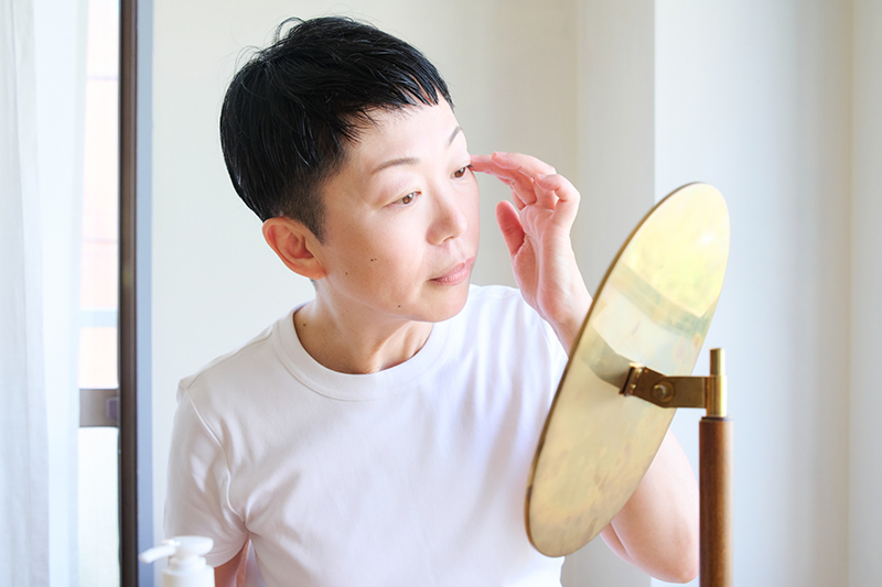 画像: 20~30cmくらいの距離に鏡を置くのが理想