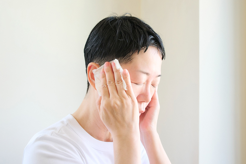 画像: step.３ ぬるま湯または湿らせたコットンで落とす