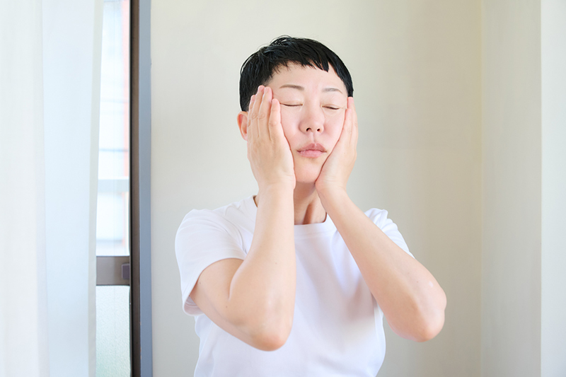 画像: スプレータイプの化粧水を使う場合もしっかりハンドプレスを