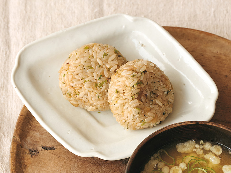 やみつき！天かすたっぷり「悪魔のおにぎり」のつくり方。暮らしに役立つおいしく食べきる南極レシピ／第57次南極観測隊の調理隊員・渡貫淳子さん