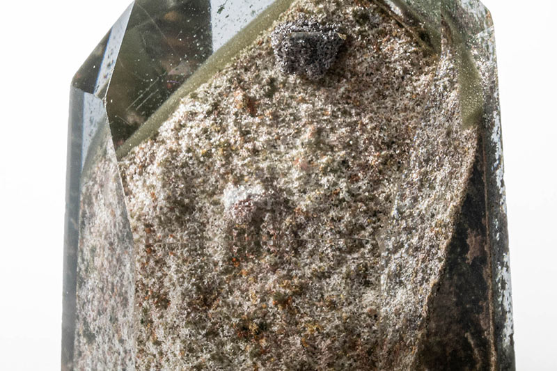 画像: ルーペで覗くと、内側の鉱物の様子がよく見えて、洞窟を探検しているような不思議な気分になります