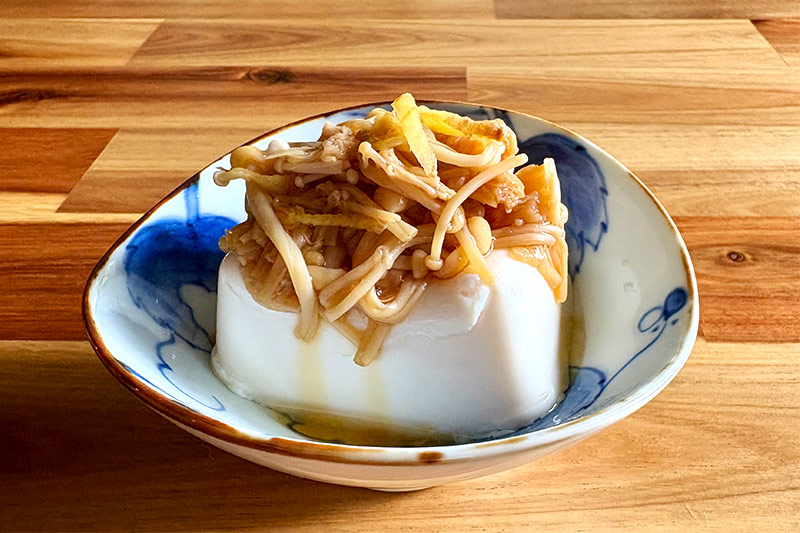 画像: 暑い夏はひんやりした豆腐になめたけを乗せたら、満足感のある副菜に