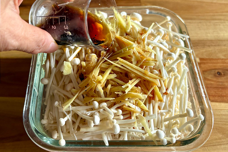 画像1: レンジでかんたん「なめたけ」のつくり方。家計の‟お助け食材”えのきだけで、火を使わない夏のつくりおき|本多理恵子の「50代からは“手抜き”と“息抜き”」