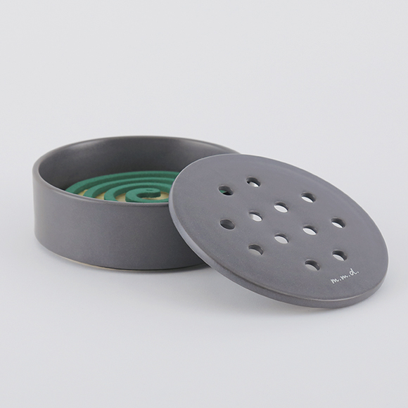 画像: 寸法：直径14×高さ5.5cm　質量：610g　材質：半磁器　色展開：3色　付属品：不燃マット