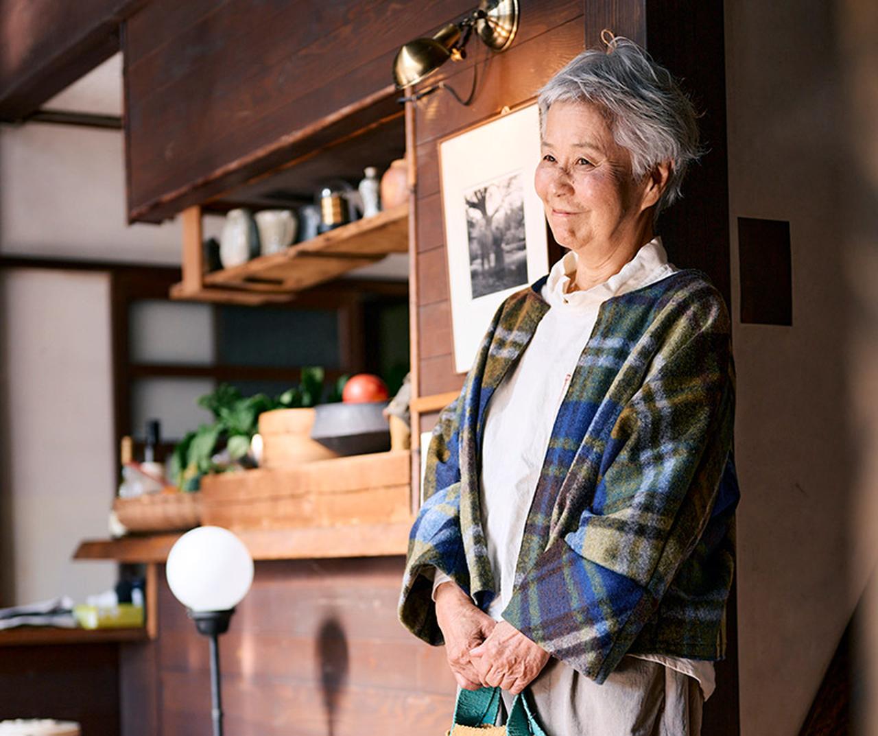 画像: 50歳を過ぎたら服は“うぬぼれ”で選ぶ。77歳、栃木・益子でひとり暮らし、元カフェ店主の「おしゃれ」の楽しみ／信田良枝さん - 天然生活web