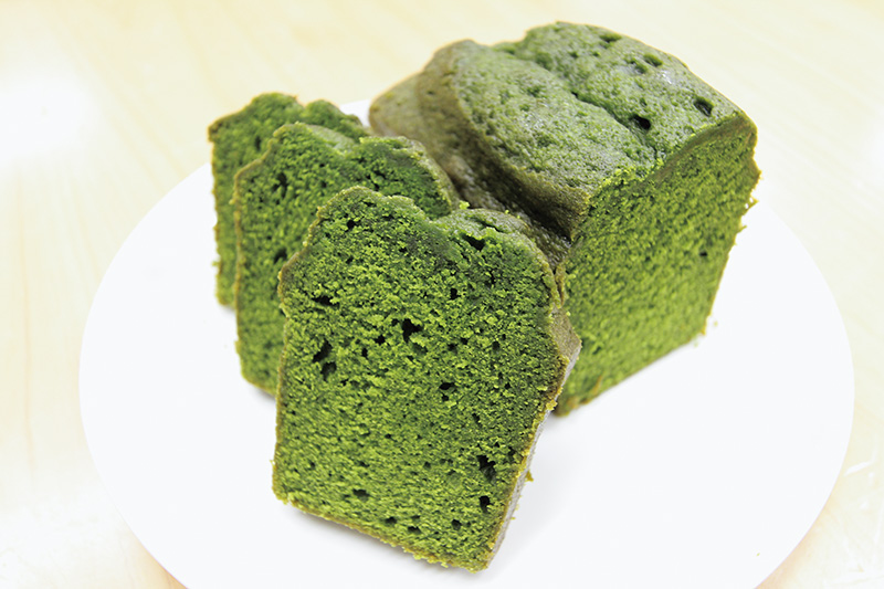 画像: 春摘みの抹茶を贅沢に使った「むらちゃパウンドケーキ」はおすすめ商品。通販もあり