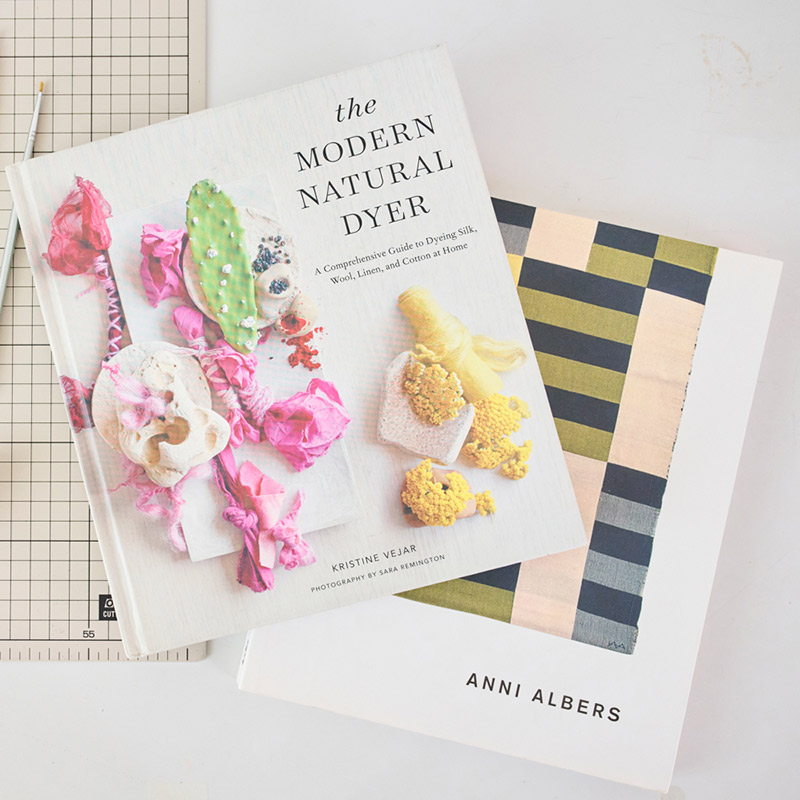 画像: 『The Modern Natural Dyer』(Kristine Vejar著 Harry N. Abrams)/『ANNI ALBERS』(Ann Coxon編 Tate Publishing)