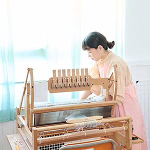 画像2: 台所で小さく始めた草木染めと、織りの世界に魅せられて