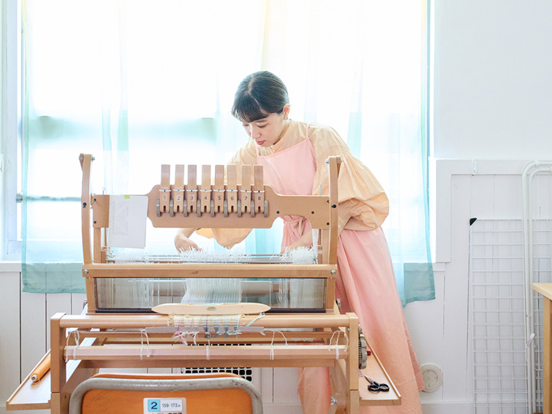 画像1: 台所で小さく始めた草木染めと、織りの世界に魅せられて