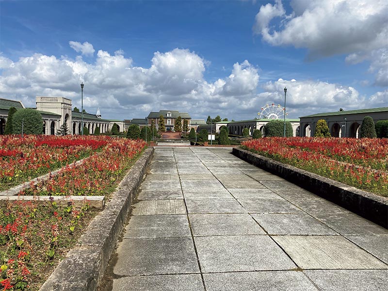 画像: パーク内では四季折々の花を楽しむことができる。西日本最大規模という敷地に遊園地、ホテル、温泉、カフェなどの施設が集まっている