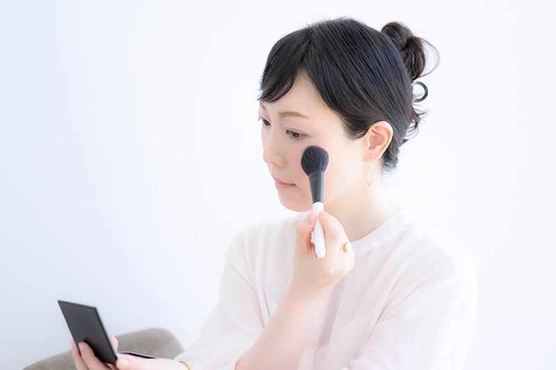 画像: 大人世代は華やかな色を身につけるように心がけて